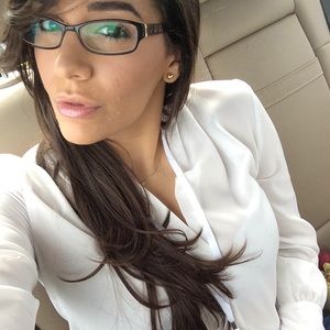 Meet your Posher, Claudia